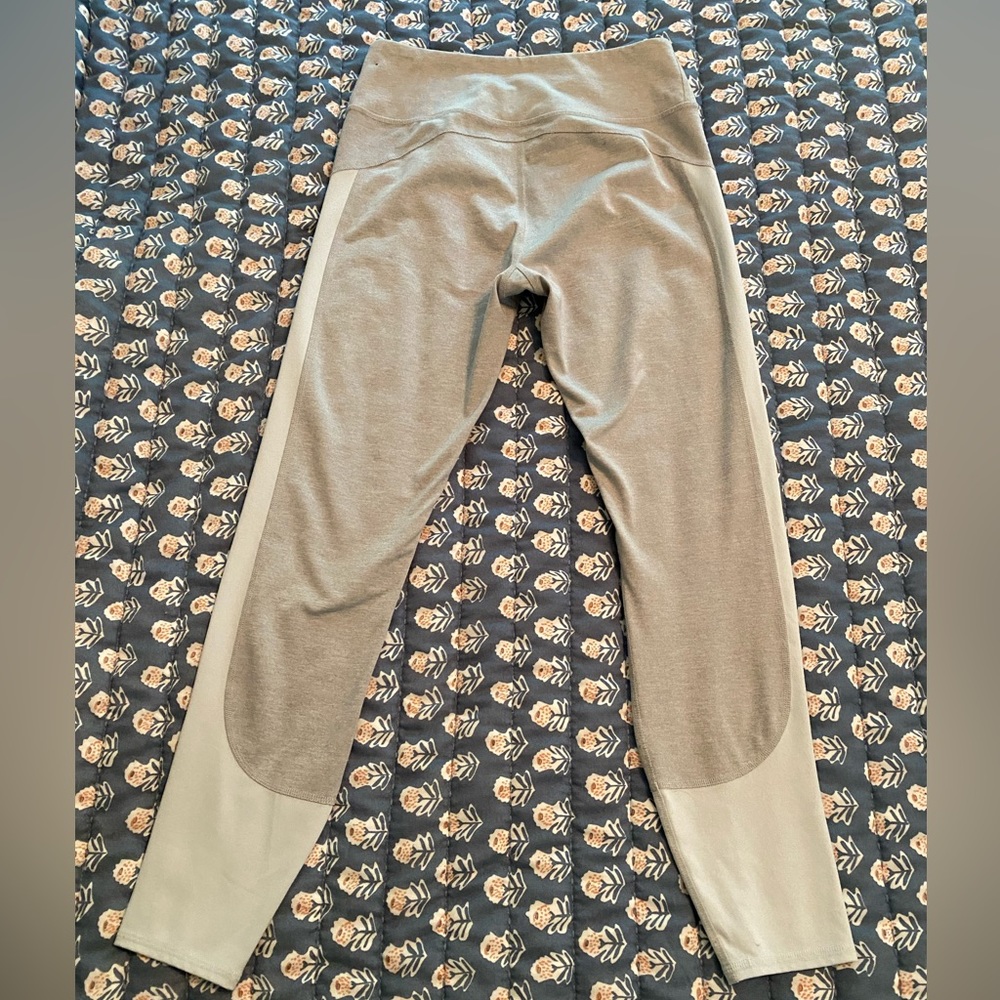 Abercrombie & Fitch Gray and White Leggings. Size S - Picture 3 of 5